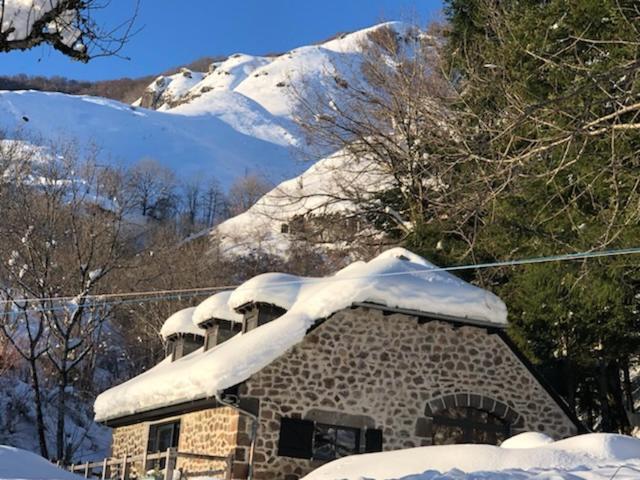 Au Rocher De Combieres Mandailles-Saint-Julien Экстерьер фото
